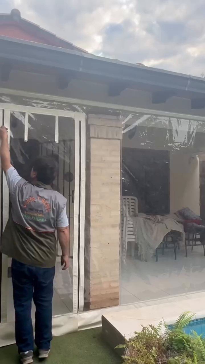 Bajando la cortina recien instalada