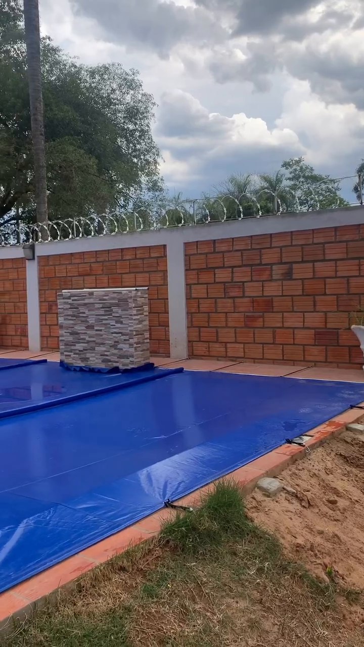 Cobertor azul cubriendo una piscina