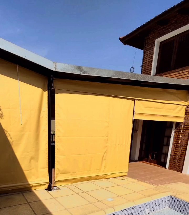 Cerramiento de lona junto a una piscina