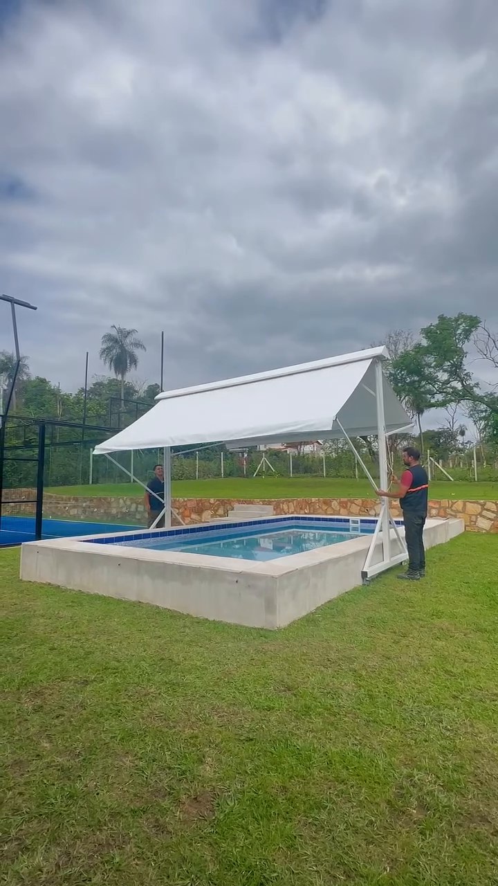 Toldo movil y retractil junto a una piscina