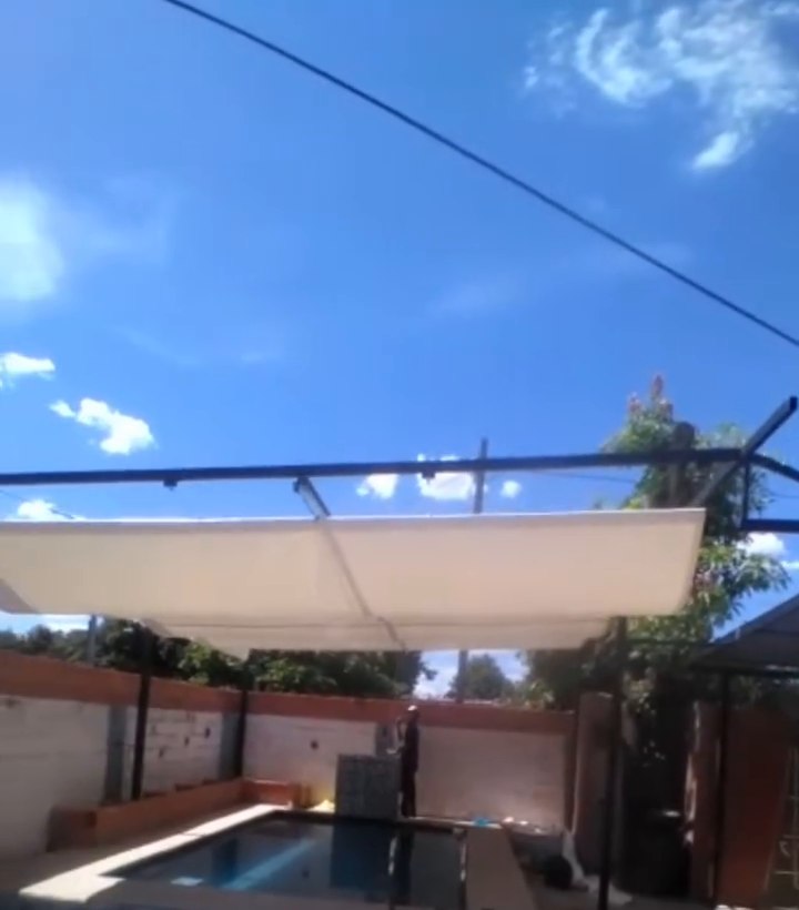 Toldo vela sobre piscina